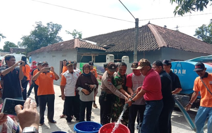 Babinsa Cawas Bantu Distribusikan Air Bersih  