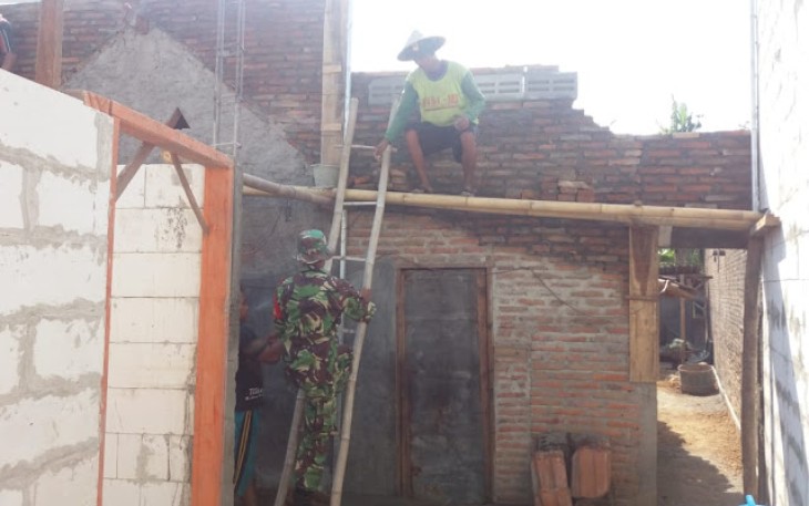 Sertu Tenang Suseno Bantu Warga Merenovasi Rumah 