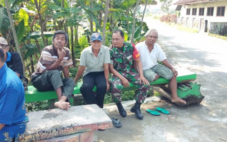 Babinsa Jogonalan Menjalin Keakraban Dengan Warga Binaan   