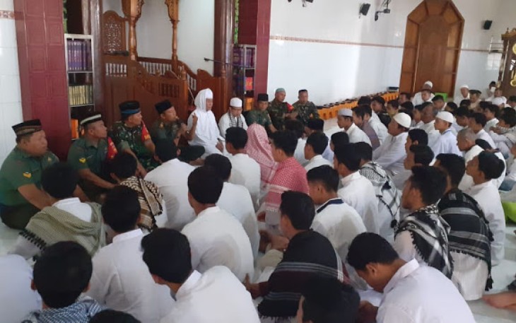 Danramil Jogonalan Melaksanakan Sholat Jumat Ponpes Al Madinah Desa Prawatan