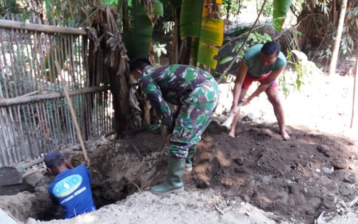 Babinsa Karangnongko Bangun Jambanisasi Untuk Warga   