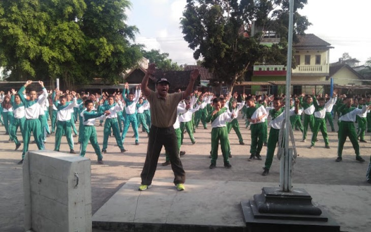 Babinsa Senam Bersama Murid SMP N 1 Manisrenggo   