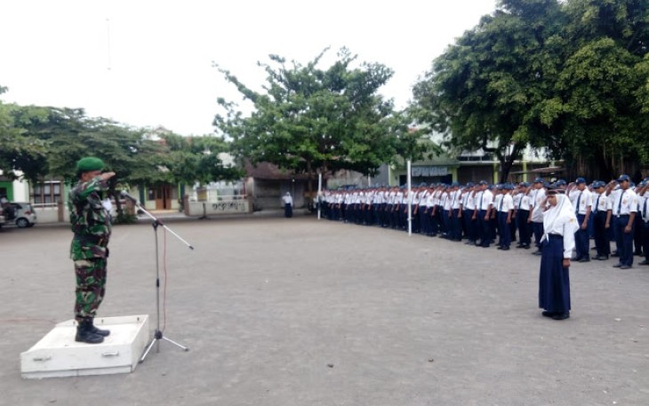 Pupuk Disiplin Siswa Melalui Upacara Bendera  