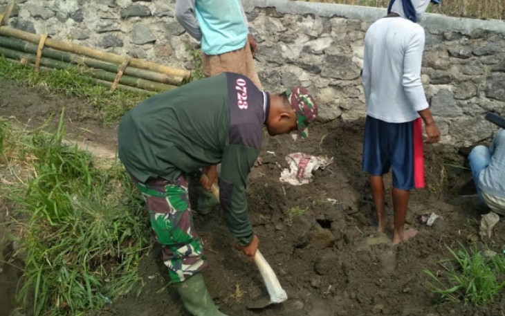 Babinsa Gotong Royong Membuat Talud Dan Gorong-Gorong Bersama Warga Masyarakat