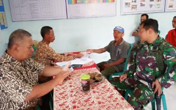 Babinsa Wonosari Dampingi Pemerintah Desa Bagikan Dana Jambanisasi   