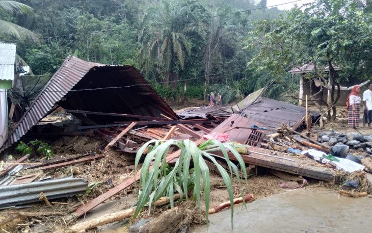 Nampak puing-puing rumah yang tersapu banjir