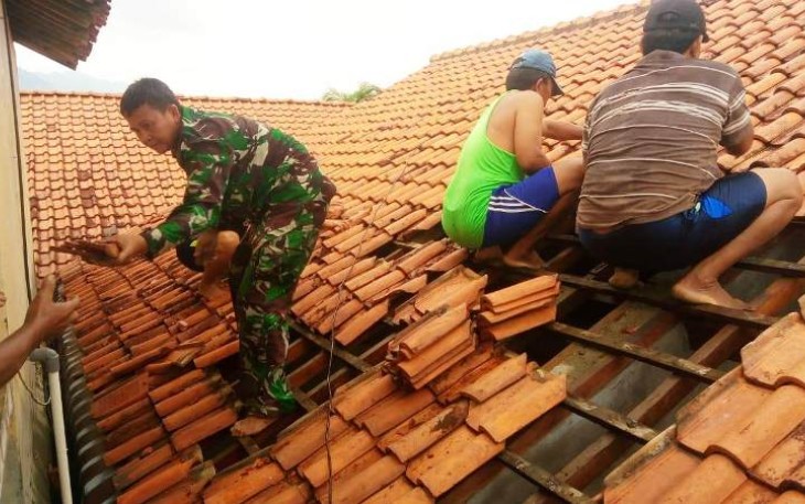 Rumah warga yang terkena puting beliung