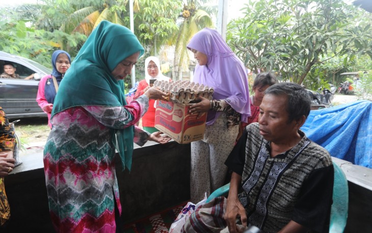 Hj. Titiek Sugiharti Surya Beri Bantuan Kursi Roda Ke Penderita Stroke