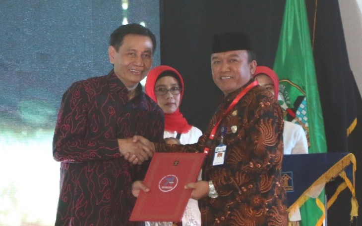 Wakil Walikota Tegal M. Jumadi saat terima penghargaan