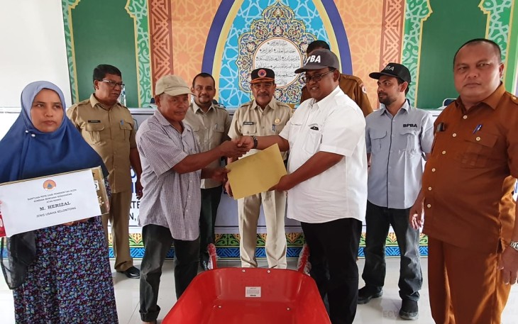 Wabub Aceh Utara Serahkan Bantuan Pemulihan Ekonomi Pasca Bencana