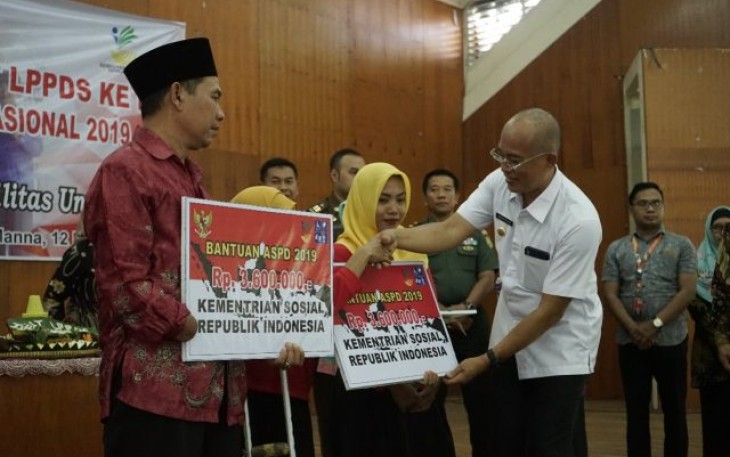 Bupati Bengkulu Selatan Gusnan Mulyadi Salurkan Bantuan Pada Penyandang Disabilitas 