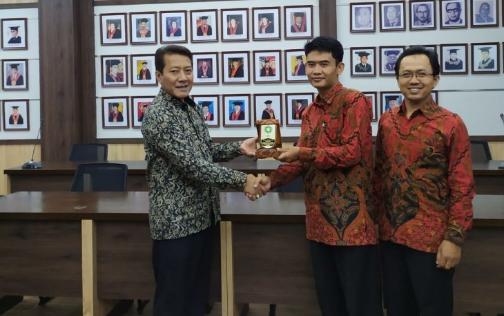 Penyerahan cindera mata 