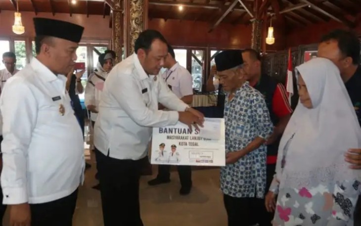 Walikota dan Wakil Wali Kota Tegal saat memberikan santunan secara simbolis