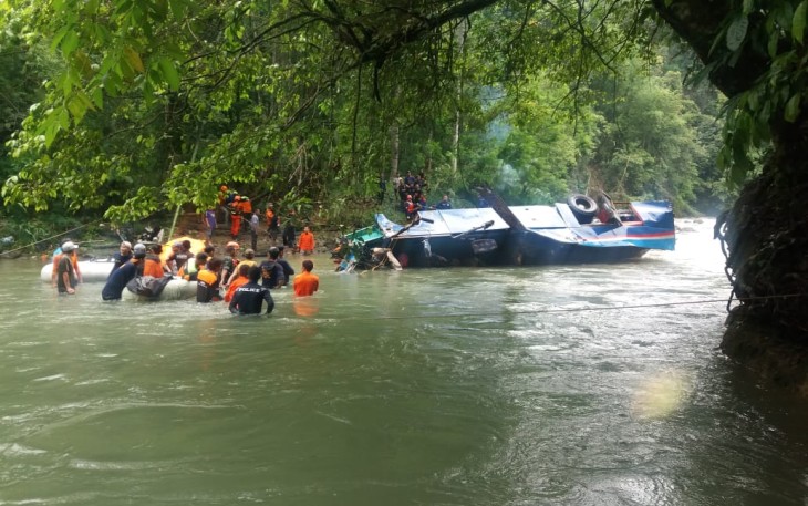 Pencarian korban tewas kecelakaan Bus Sriwijaya