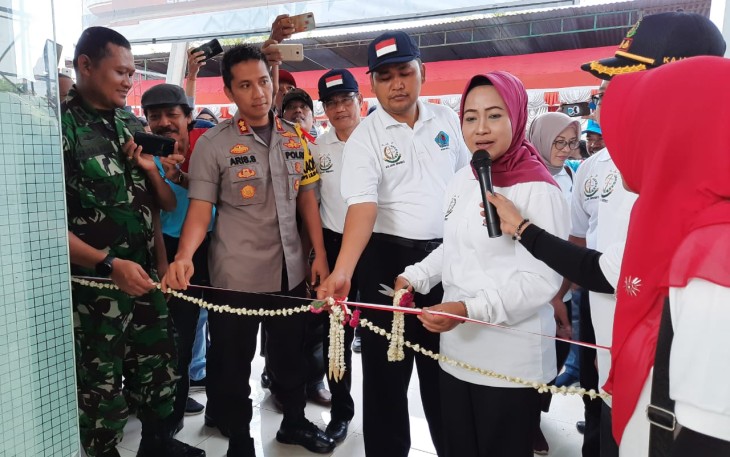 Bupati Brebes saat memotong pita tanda peresmian