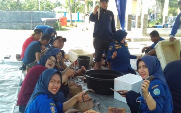 Personil Damkar Kota Bengkulu Gotong Royong Besihkan 14 000 Ekor Ikan Lele 