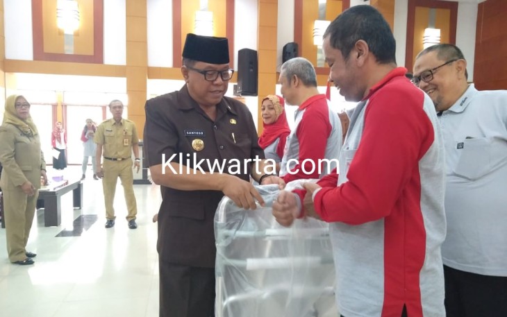 Plt Wali Kota Blitar Santoso Berikan Bantuan Kepada Penyadang Disabilitas 