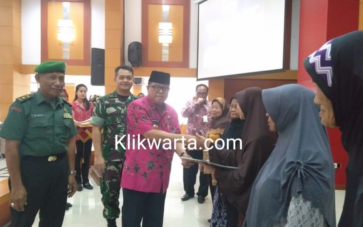 Plt Wali Kota Blitar Santoso Berikan Bantuan Pada Pejuang Kota Blitar  