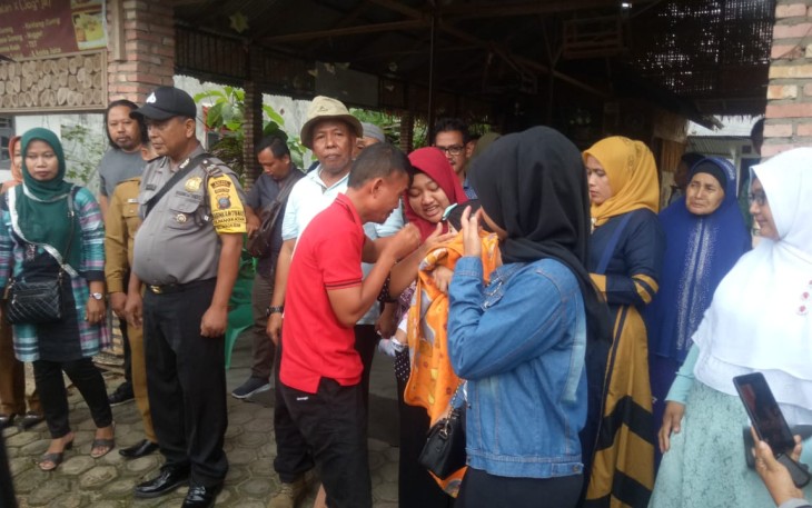  Ganda Dan Eli Kedua Orang Tua Aisyah Bocah Pengidap Hidrosefalus Tampak Terharu Saat Akan Berangkat Menuju RS Adam Malik Medan Untuk Menjalani Operasi Lanjutan