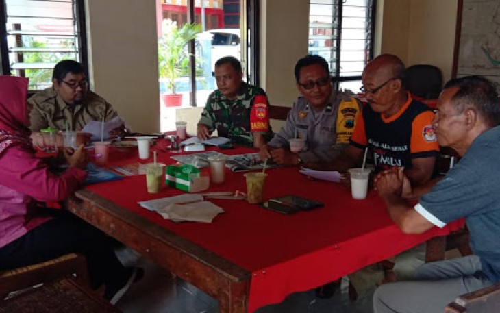 Babinsa Ceper Ikuti Rakor Terkait Penempelan Stiker Penerima Bantuan Sosial  