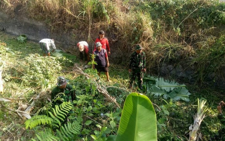 Babinsa Dan Warga Gotong Royong Bersihkan Saluran Irigasi  