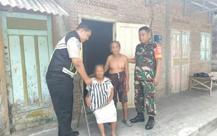 Bakti Sosial TNI Dan Polri Dengan Membagikan Paket Sembako Kepada Warga Pra Sejahtera