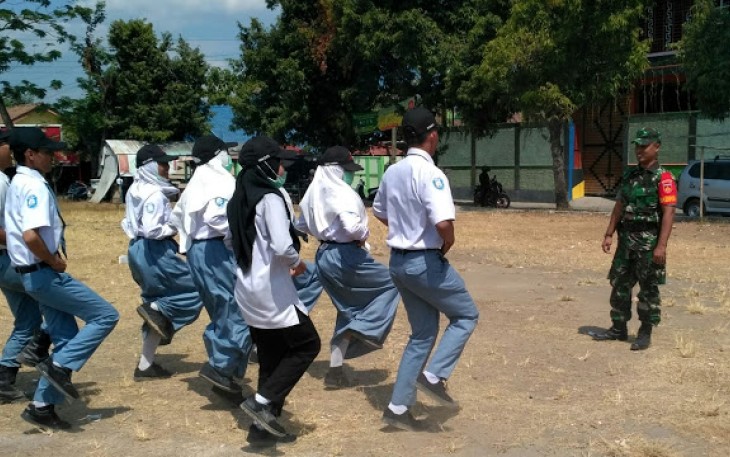 Babinsa Koramil 02 Jogonalan Latih PBB Siswa SMA 