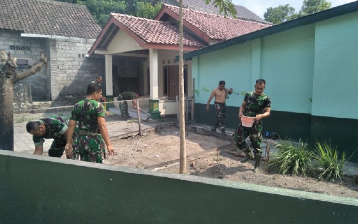  Babinsa Koramil12 Manisrenggo Pembersihan Pangkalan   