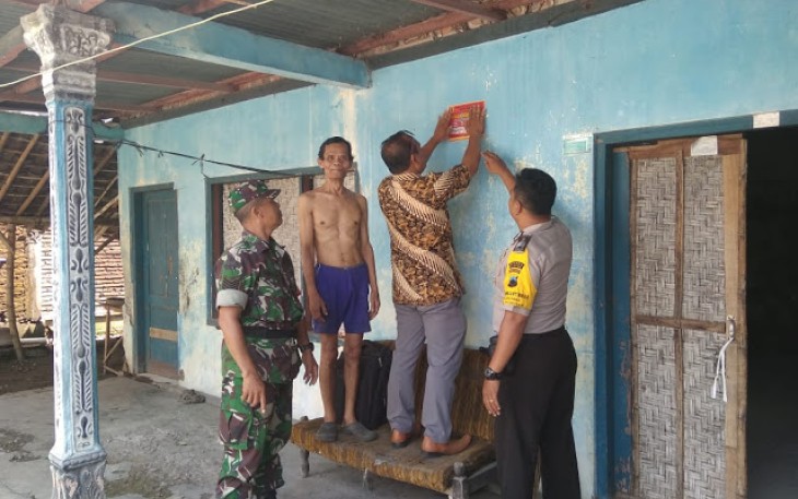 Danramil Wonosari Dan Babinsa Dampingi Tim PKH Penempelan Stiker PKH   