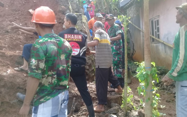 TNI/Polri Kembali Bersihkan Longsoran Tebing Menimpa Rumah Warga