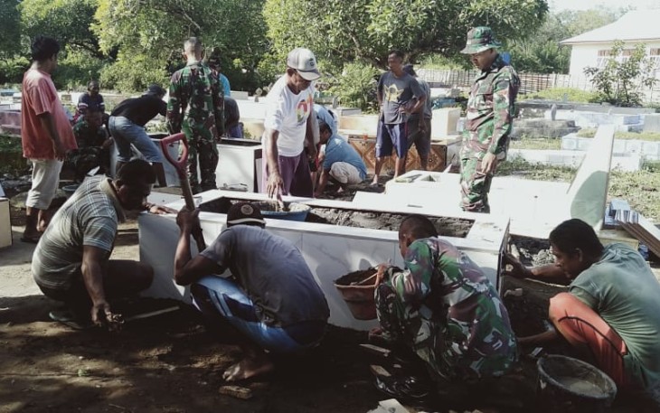 Satgas Yonif RK 136/TS Bantu Warga Perbaiki TPU Liang