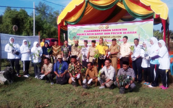 Penanaman pohon di Bekas Mako Polsek Samatiga