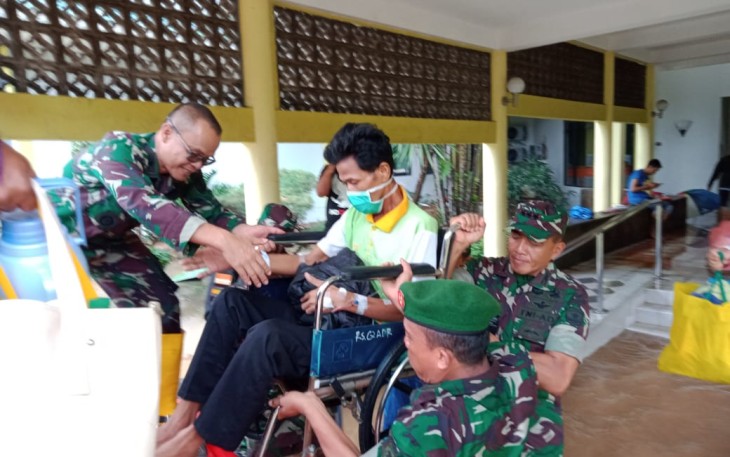 Personel Korem 052/Wijayakrama saat evakuasi pasien rawat inap