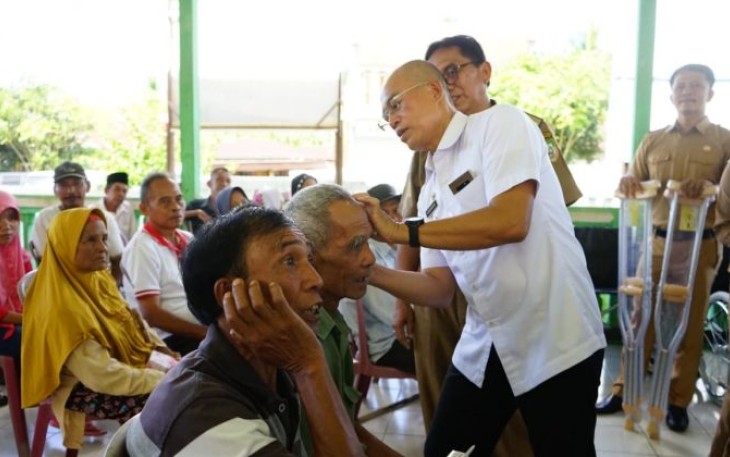 Bupati Bengkulu Selatan Gusnan Mulyadi Berikan Bantuan 