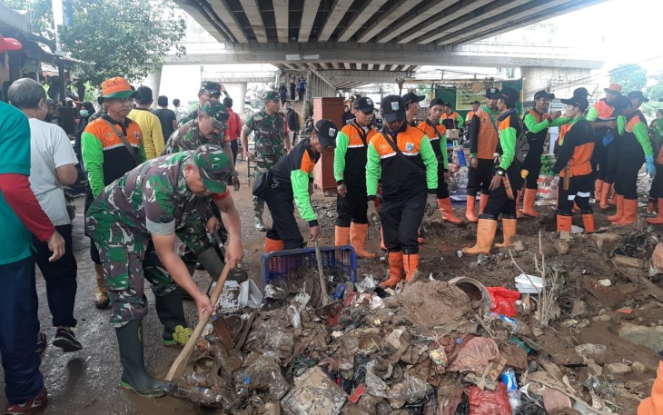 Walikota Jaksel dan Personel TNI Bantu Warga Bersihkan Lumpur dan Sampah Akibat Banjir