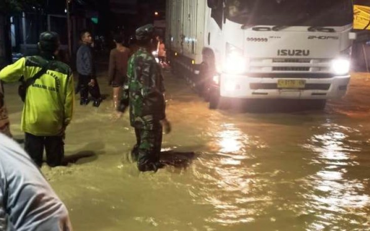 Tampak banjir menggenangi badan jalan di Kecamatan Ketanggungan