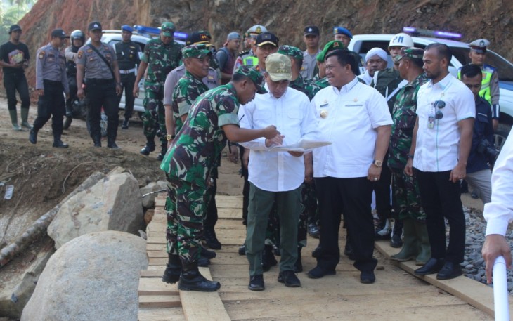 Gubernur Sumut saat tinjau lokasi banjir bandang