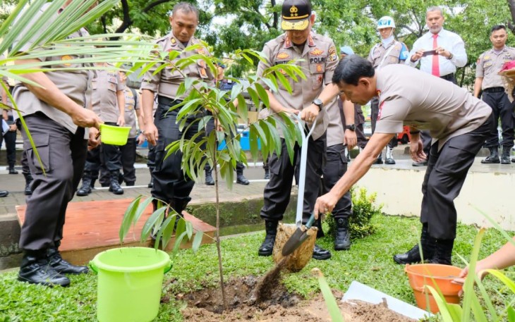 Kapolri Jenderal Polisi Drs. Idham Azis saat menanam pohon Eboni