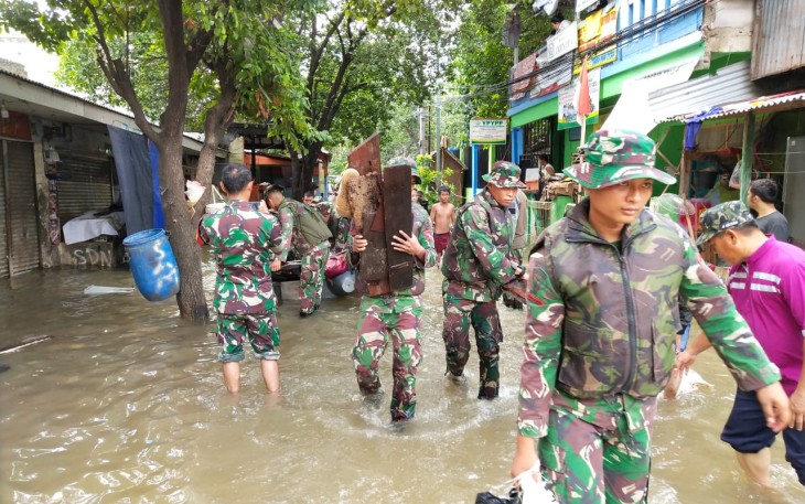 Personel TNI sigap bantu warga bersihkan sampah banjir