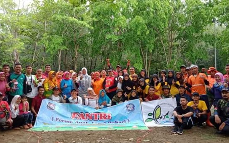 Ketua dan Wakil Penggerak PKK Bersama Forum Anak Tegal Bahari Awali Giat Tahun 2020 dengan bersihkan pantai