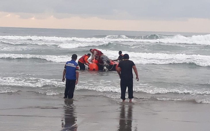 Tim gabungan mencari korban dengan perahu karet