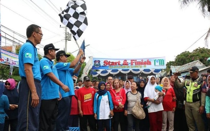 Pengibaran bendera start jalan santai oleh Wakil Walikota Tegal
