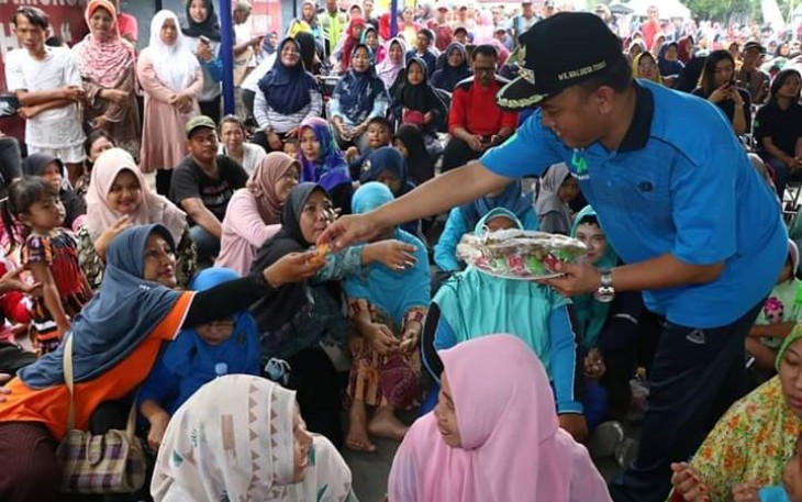 Wakil Walikota Tegal saat Berbagi Makanan ke Warga
