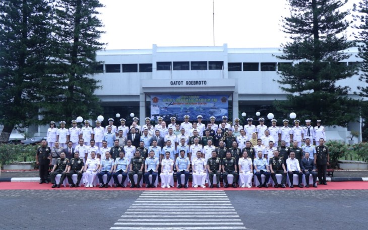Foto bersama usai peresmian Pusat Informasi Maritim