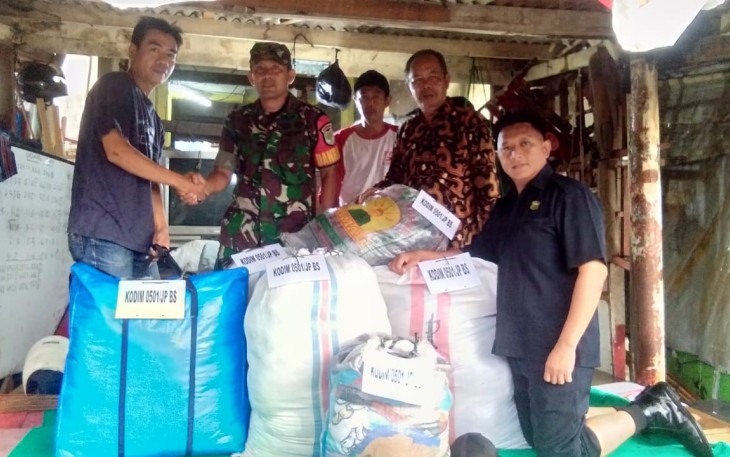 Kodim 0501/Jakarta Pusat BS Serahkan Bantuan Pakaian Layak Pakai Bagi Pengungsi