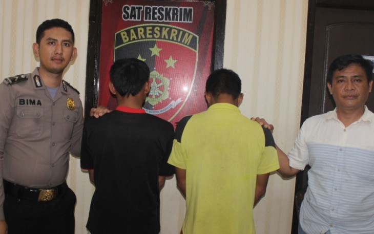 Dua orang pelaku saat diamankan Polisi