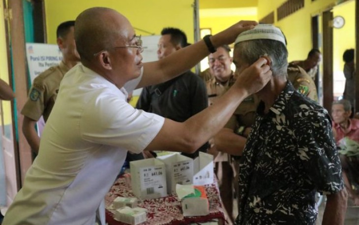 Bupati Bengkulu Selatan Gusnan Mulyadi Serahkan Bantuan Kursi Roda Dan Alat Bantu Dengar Pada Warga 