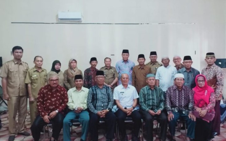 Bupati Bengkulu Selatan Gusnan Mulyadi Foto Bersama Dengan Pegurus Persatuan Wredatama Republik Indonesia Kabupaten Bengkulu Selatan