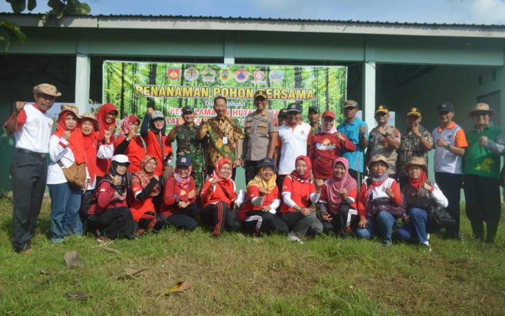 Berbagai pihak turut andil dalam reboisasi lahan 