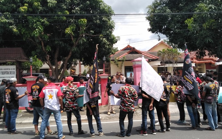 GPI Blitar saat unras di depan kantor Bapenda Pemkab Blitar 